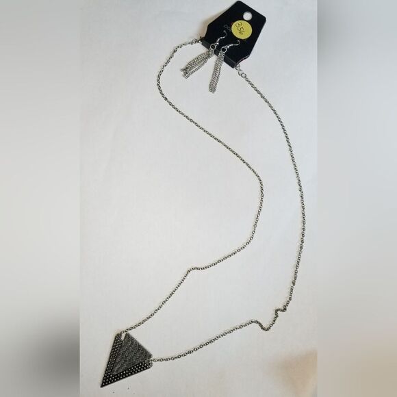 paparazzi "Ancient Arrow" silver tribal triangle elongated necklace and earrings - Picture 4 of 4